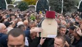 КО ЈЕ НОСИО ХАЛИДОВ КОВЧЕГ? Река људи прилазила да га додирне и опрости се од Бешлића (ФОТО)