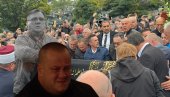 UŠAO U RAKU POSLE SPUŠTANJA KOVČEGA: Sin se oprostio od Halida Bešlića (FOTO)