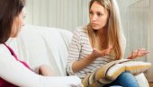 ШТА ЗНАЧИ КАД НЕКО ПОДИГНЕ ОБРВУ ДОК ГОВОРИ? Суптилни покрет који открива много