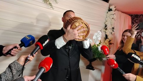 УРОШ ЖИВКОВИЋ ПИЈЕ РАКИЈУ КОЈУ ЈЕ ПРАВИО ТАТА ТАМАРЕ МИЛУТИНОВИЋ: Признао да ће се певати песме покојног Халида Бешлића (ФОТО) УРОШ ЖИВКОВИЋ ПИЈЕ РАКИЈУ КОЈУ ЈЕ ПРАВИО ТАТА ТАМАРЕ МИЛУТИНОВИЋ: Признао да ће се певати песме покојног Халида Бешлића (ФОТО)