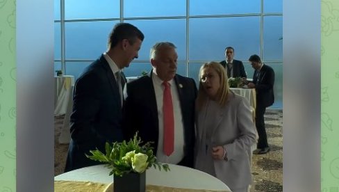 PADNI MI NA GRUDI Orban prigrlio umornu Đorđu Meloni (VIDEO) PADNI MI NA GRUDI Orban prigrlio umornu Đorđu Meloni (VIDEO)