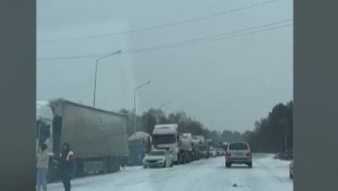 KOLAPS - ZBOG SNEGA ZATVORENO 150 KM AUTOPUTA: Jedan vozač skoro se smrznuo, spasle ga službe hitne pomoći (VIDEO) KOLAPS - ZBOG SNEGA ZATVORENO 150 KM AUTOPUTA: Jedan vozač skoro se smrznuo, spasle ga službe hitne pomoći (VIDEO)