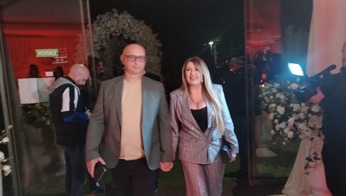 UPRKOS TEŠKOM DANU, ISPOŠTOVALI KOLEGU: Viki i Taške došli na svadbu Uroša Živkovića - Mnogo ga volim i poštujem UPRKOS TEŠKOM DANU, ISPOŠTOVALI KOLEGU: Viki i Taške došli na svadbu Uroša Živkovića - Mnogo ga volim i poštujem
