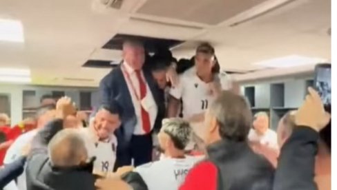 SKANDAL KAKAV SE NE PAMTI! Potpredsednik UEFA sa Albancima lomio svlačionicu u Leskovcu (VIDEO) SKANDAL KAKAV SE NE PAMTI! Potpredsednik UEFA sa Albancima lomio svlačionicu u Leskovcu (VIDEO)
