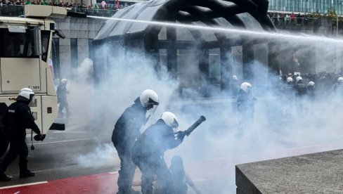 ВОДЕНИ ТОП И СУЗАВАЦ НА ДЕМОНСТРАНТЕ: Овако се полиција обрачунава са учесницима протеста у Бриселу (ВИДЕО) ВОДЕНИ ТОП И СУЗАВАЦ НА ДЕМОНСТРАНТЕ: Овако се полиција обрачунава са учесницима протеста у Бриселу (ВИДЕО)