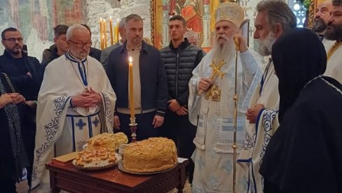 ОБЕЛЕЖЕНА СЛАВА У ПЕЋКОЈ ПАТРИЈАРШИЈИ: Хор Стефана Дечанског побрао симпатије свих присутних (ФОТО/ВИДЕО) ОБЕЛЕЖЕНА СЛАВА У ПЕЋКОЈ ПАТРИЈАРШИЈИ: Хор Стефана Дечанског побрао симпатије свих присутних (ФОТО/ВИДЕО)
