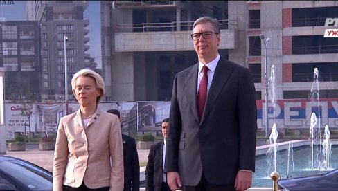 ВУЧИЋ ДОЧЕКАО ФОН ДЕР ЛАЈЕН ИСПРЕД ПАЛАТЕ СРБИЈА: Председница Европске комисије у посети Београду (ВИДЕО)