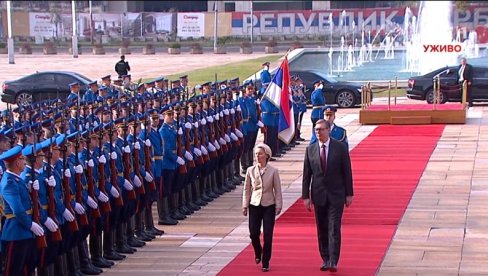 U TOKU TET-A-TET SASTANAK VUČIĆA I FON DER LAJEN: Predsednici Evropske komisije priređen svečani doček ispred Palate Srbija (VIDEO) U TOKU TET-A-TET SASTANAK VUČIĆA I FON DER LAJEN: Predsednici Evropske komisije priređen svečani doček ispred Palate Srbija (VIDEO)