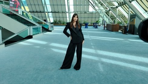 KAO SA MODNE PISTE: Emina Jahović u crnom zablistala u prestonici (FOTO)