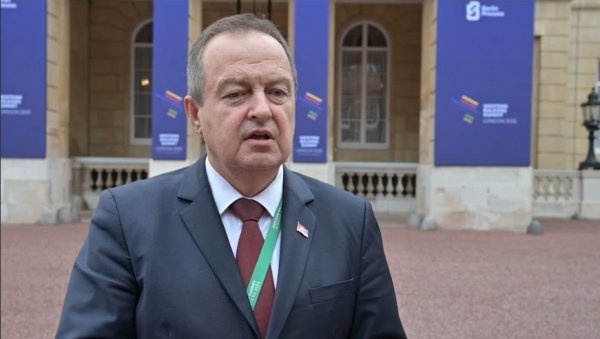 СТУДЕНТКИЊА ПОТВРДИЛА ДА ЈЕ ЛАЖ ДА ЈУ ЈЕ ПОЛИЦИЈА ТУКЛА Дачић: То је спремано да се Србија представи ЕУ као земља тортуре (ФОТО) СТУДЕНТКИЊА ПОТВРДИЛА ДА ЈЕ ЛАЖ ДА ЈУ ЈЕ ПОЛИЦИЈА ТУКЛА Дачић: То је спремано да се Србија представи ЕУ као земља тортуре (ФОТО)
