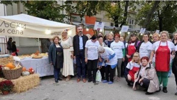 ОЧУВАЊЕ ТРАДИЦИЈЕ И УКУСА ЈУЖНОБАНАТСКЕ КУХИЊЕ: У Опову одржани пети „Михољски сусрети села“, уз песму и игру