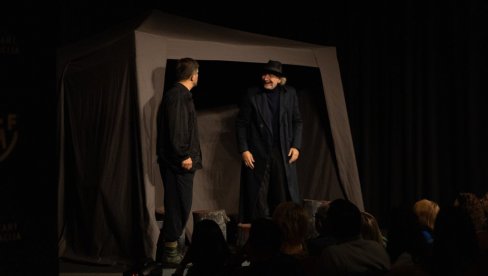 DRAMA I POEZIJA U SLUŽBI HUMANOSTI: Predstava „Bogojavljenje“ oduševila publiku u Fondaciji Mozzart DRAMA I POEZIJA U SLUŽBI HUMANOSTI: Predstava „Bogojavljenje“ oduševila publiku u Fondaciji Mozzart