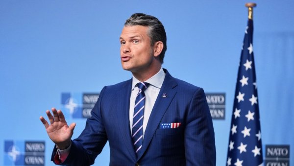 ХЕГСЕТОВ АВИО ПОЧЕО ДА ГУБИ ВИСИНУ: Ово је разлог за принудно слетање америчког министра одбране ХЕГСЕТОВ АВИО ПОЧЕО ДА ГУБИ ВИСИНУ: Ово је разлог за принудно слетање америчког министра одбране