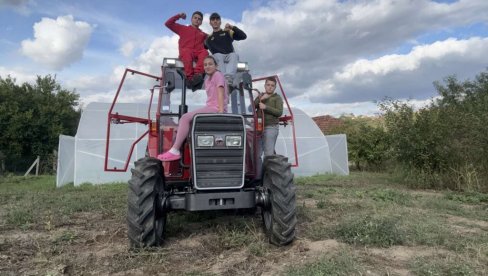 ĐACI VOZE TRAKTOR I UČE GRČKI: Spoj modernog i tradicije u OŠ Mića Stojković u Umčarima ĐACI VOZE TRAKTOR I UČE GRČKI: Spoj modernog i tradicije u OŠ Mića Stojković u Umčarima