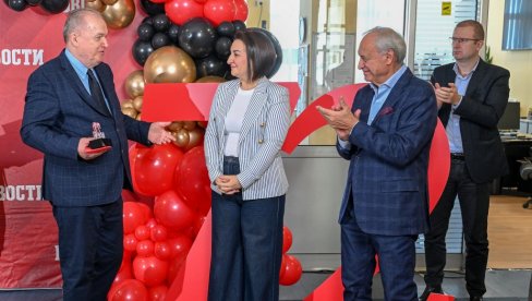 ДРУГИМА ПРИПАДАЈУ ЕПИЗОДЕ, А НОВОСТИМА ТРАЈАЊЕ: На свечаности у редакцији Вечерњих новости, наша кућа јуче прославила 72. рођендан ДРУГИМА ПРИПАДАЈУ ЕПИЗОДЕ, А НОВОСТИМА ТРАЈАЊЕ: На свечаности у редакцији Вечерњих новости, наша кућа јуче прославила 72. рођендан