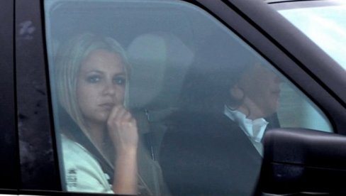 БИВШИ МУЖ БРИТНИ СПИРС ИЗНЕО ТЕШКЕ ОПТУЖБЕ НА РАЧУН ПОП ЗВЕЗД: Повлачила је дебеле беле линија са стола док је дојила наше синове. Молио са БИВШИ МУЖ БРИТНИ СПИРС ИЗНЕО ТЕШКЕ ОПТУЖБЕ НА РАЧУН ПОП ЗВЕЗД: Повлачила је дебеле беле линија са стола док је дојила наше синове. Молио са