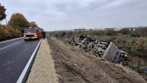 STABILNO STANJE POVREĐENIH U NESREĆI KOD SREMSKE MITROVICE: Samo jedan pacijent ostao na intenzivnoj nezi STABILNO STANJE POVREĐENIH U NESREĆI KOD SREMSKE MITROVICE: Samo jedan pacijent ostao na intenzivnoj nezi