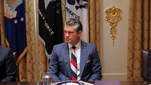 ŠEF PENTAGONA U BOJAMA RUSKE ZASTAVE: Ministar rata SAD kravatom šokirao Zelenskog ŠEF PENTAGONA U BOJAMA RUSKE ZASTAVE: Ministar rata SAD kravatom šokirao Zelenskog