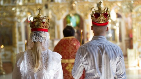 Свештеник благословио Дејана да ОЖЕНИ СВОЈУ ТЕТКУ - ево како је објаснио зашто је то ДОЗВОЉЕНО Свештеник благословио Дејана да ОЖЕНИ СВОЈУ ТЕТКУ - ево како је објаснио зашто је то ДОЗВОЉЕНО