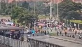 ДЕМОНСТРАНТИ НАПАЛИ ПОЛИЦИЈУ: Има повређених, коришћене и експлозивне направе у потпуном хаосу у Боготи (ВИДЕО)