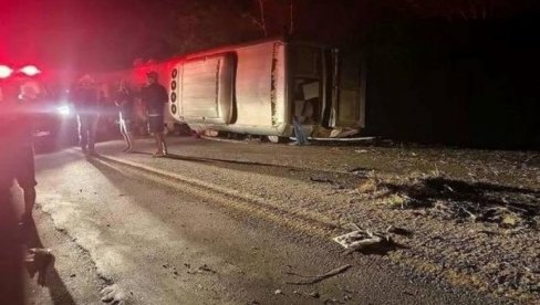 (УЗНЕМИРУЈУЋИ ВИДЕО) Најмање 15 људи погинуло у тешкој саобраћајној несрећи (УЗНЕМИРУЈУЋИ ВИДЕО) Најмање 15 људи погинуло у тешкој саобраћајној несрећи