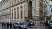 KRAĐA U LUVRU IZVRŠENA ZA 7 MINUTA: Pljačkašima ispadali dragulji dok su bežali po Parizu