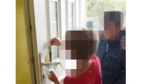SRPSKA DECA U NEMILOSTI ŠIPTARA: Kurtijevci razvalili kuće, mališani lepe vrata svog doma (VIDEO) SRPSKA DECA U NEMILOSTI ŠIPTARA: Kurtijevci razvalili kuće, mališani lepe vrata svog doma (VIDEO)