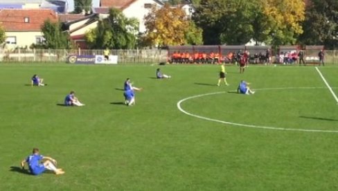 NEVEROVATNA SCENA U NOVOM SADU: Fudbaleri Dubočice prekinuli meč i seli na travu (VIDEO) NEVEROVATNA SCENA U NOVOM SADU: Fudbaleri Dubočice prekinuli meč i seli na travu (VIDEO)