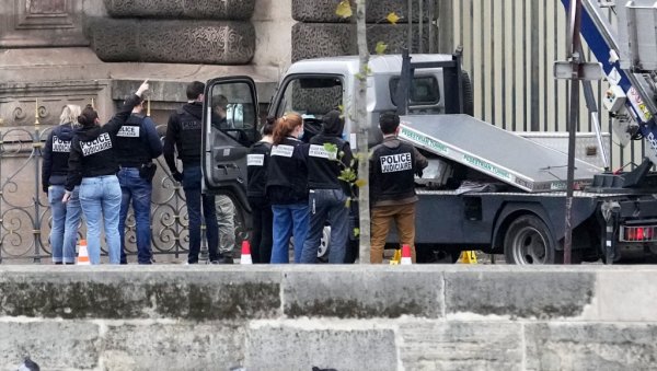 ЛУВР ОПЉАЧКАО ДРЖАВЉАНИН БОСНЕ И ХЕРЦЕГОВИНЕ? Ухапшено још петоро људи због пљачке, ухваћен и главни осумњичени ЛУВР ОПЉАЧКАО ДРЖАВЉАНИН БОСНЕ И ХЕРЦЕГОВИНЕ? Ухапшено још петоро људи због пљачке, ухваћен и главни осумњичени