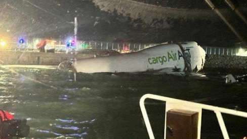 АВИОН УДАРИО У ВОЗИЛО, ПА ЗАЈЕДНО УЛЕТЕЛИ У МОРЕ: Трагедија на аеродрому, има мртвих (ФОТО/ВИДЕО) АВИОН УДАРИО У ВОЗИЛО, ПА ЗАЈЕДНО УЛЕТЕЛИ У МОРЕ: Трагедија на аеродрому, има мртвих (ФОТО/ВИДЕО)