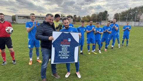 POKLON ZA STOTI POSTIGNUTI GOL! Goran Vlaučin heroj OFK Gradnulice POKLON ZA STOTI POSTIGNUTI GOL! Goran Vlaučin heroj OFK Gradnulice