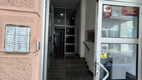 У ПРАТЊИ ПОЛИЦИЈЕ ПРЕБАЧЕНА У БОЛНИЦУ: Познато стање мајке за коју се с сумња да је убила бебу у Новом Саду У ПРАТЊИ ПОЛИЦИЈЕ ПРЕБАЧЕНА У БОЛНИЦУ: Познато стање мајке за коју се с сумња да је убила бебу у Новом Саду