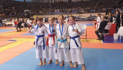 ĆUPRIČANI NA KARATE TURNIRU „BEOGRADSKI POBEDNIK“: Dostojni imena svog kluba „Knez Lazar“ (FOTO) ĆUPRIČANI NA KARATE TURNIRU „BEOGRADSKI POBEDNIK“: Dostojni imena svog kluba „Knez Lazar“ (FOTO)