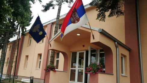 РАЧУНАРИ ЗА ШКОЛУ КОД СВИЛАЈНЦА: ОШ „Стеван Синђелић“ у Војски добила информатички кабинет