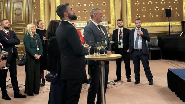 НЕ ОДВАЈАЈУ СЕ ОД ЛАЖНОГ СРБИНА: Опозициони блокадери са Куртијевим министром Рашићем НЕ ОДВАЈАЈУ СЕ ОД ЛАЖНОГ СРБИНА: Опозициони блокадери са Куртијевим министром Рашићем