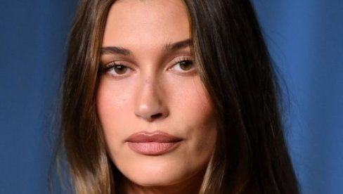 HEJLI BIBER IMA MILIONE I NJENOG BIVŠEG ALI JE NAJTUŽNIJA ŽENA U ŠOUBIZNISU: Dok je pozirala sama, susrela se sa Selenom Gomez i njenim muže