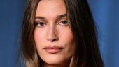HEJLI BIBER IMA MILIONE I NJENOG BIVŠEG ALI JE NAJTUŽNIJA ŽENA U ŠOUBIZNISU: Dok je pozirala sama, susrela se sa Selenom Gomez i njenim muže