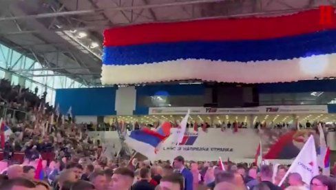 LJUDI ČEKAJU VUČIĆA: Puna dvorana u Zrenjaninu (VIDEO) LJUDI ČEKAJU VUČIĆA: Puna dvorana u Zrenjaninu (VIDEO)