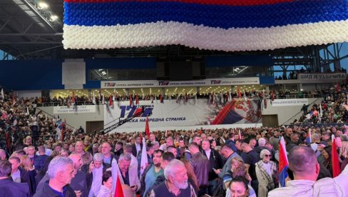 SNS SLAVI 17 GODINA OD OSNIVANJA: Obeležavanje u Zrenjaninu, Vučić dočekan ovacijama (VIDEO)