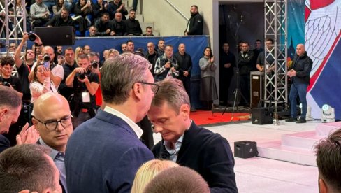SNS SLAVI 17 GODINA OD OSNIVANJA: Obeležavanje u Zrenjaninu, Vučić dočekan ovacijama (VIDEO)