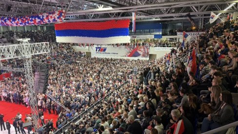 VELIČANSTVEN DOGAĐAJ: Prepuna hala i napolju jos toliko ljudi koji ne mogu da uđu VELIČANSTVEN DOGAĐAJ: Prepuna hala i napolju jos toliko ljudi koji ne mogu da uđu