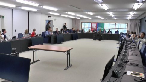 BEDAN DOGAĐAJ: Opozicioni blokaderi pred troje poslanika EP BEDAN DOGAĐAJ: Opozicioni blokaderi pred troje poslanika EP