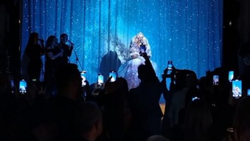 MAMA SE PEVA UGLAS: Nataša Bekvalac zapevala nove pesme na promociji albuma (FOTO)