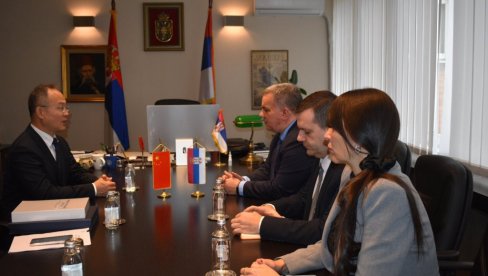 УНАПРЕЂЕЊЕ ПРОСВЕТНЕ САРАДЊЕ СА КИНОМ: Састанак министра Станковоића са кинексим мабасадором Ли Мингом