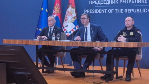 ВУЧИЋ СЕ ВАНРЕДНО ОБРАЋА ЈАВНОСТИ: Данас је извршен ужасан терористички напад (ВИДЕО) ВУЧИЋ СЕ ВАНРЕДНО ОБРАЋА ЈАВНОСТИ: Данас је извршен ужасан терористички напад (ВИДЕО)