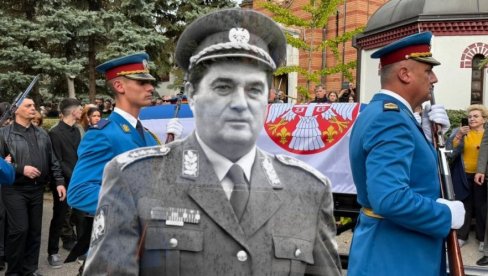NEBOJŠA PAVKOVIĆ SAHRANJEN U ALEJI: Od generala se oprostili vojska, porodica i narod (FOTO)