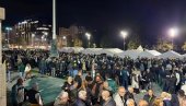 НАРОД У ЋАЦИЛЕНДУ ЧЕКА ВУЧИЋА: Велики број грађана окупио се испред Скупштине после териристичког акта (ФОТО)