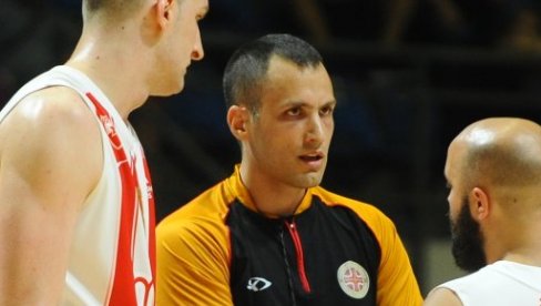 KOD SUDIJE NAŠLI ZLATNE POLUGE VIŠE OD 250.000 € I SKUPE SATOVE: Košarkaški arbitar Uroš Nikolić najzvučnije ime među uhapšenim vračarcima KOD SUDIJE NAŠLI ZLATNE POLUGE VIŠE OD 250.000 € I SKUPE SATOVE: Košarkaški arbitar Uroš Nikolić najzvučnije ime među uhapšenim vračarcima