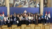ЖЕНЕ СУ ТЕ ОД КОЈИХ СВЕ ЗАВИСИ - НАША КУЋА, ЗЕМЉА, БУДУЋНОСТ Вучић уручио решења женама о бесповратним средствима предузетницама са села