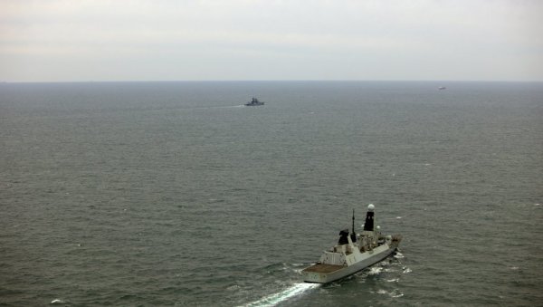 РУСИ И БРИТАНЦИ ОЧИ У ОЧИ: Британски разарач типа 45 и руски разарач „Удалој“ у Северном мору РУСИ И БРИТАНЦИ ОЧИ У ОЧИ: Британски разарач типа 45 и руски разарач „Удалој“ у Северном мору